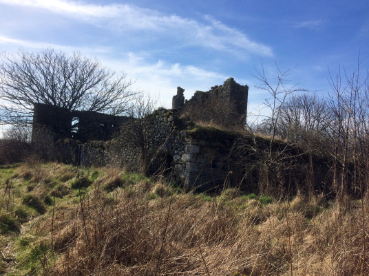 Saltcoats Castle is a scenic, ruinous and overgrown old castle of the Livingstone family, near the pretty village of Gullane in East Lothian in southeast Scotland.