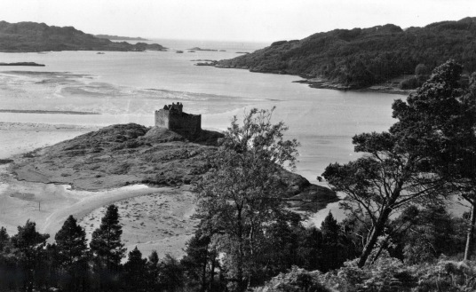 Allan MacDonald, 4th Chief, was executed by James IV in 1509 after taking part in pillaging Atholl, and the 5th Chief, Ronald, was hanged in 1513. Dugald, 6th Chief, was assassinated, while Ian Moidartch, 8th Chief, was kidnapped and held in Edinburgh Cas