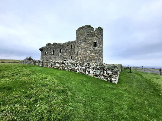 Muness Castle is the most northerly castle in Britain, and is a fine impressive ruin in a quiet and lonely spot on the island of Unst in the Shetland islands in the far north of Scotland, once home to the Bruces, incomers to Shetland.