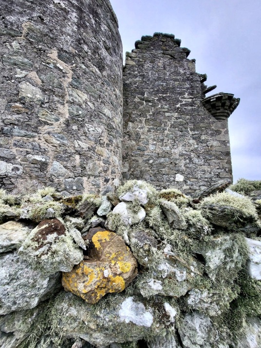 Muness Castle is the most northerly castle in Britain, and is a fine impressive ruin in a quiet and lonely spot on the island of Unst in the Shetland islands in the far north of Scotland, once home to the Bruces, incomers to Shetland.